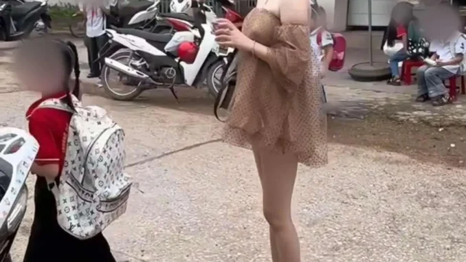 Dân tình phản ứng dữ dội vì bộ trang phục đi đón con của mẹ Thái Nguyên Dân tình phản ứng dữ dội vì bộ trang phục đi đón con của mẹ Thái Nguyên