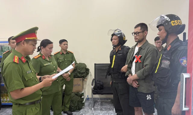 Công an TP HCM đồng loạt khám xét 6 địa điểm, bắt giữ 31 người Công an TP HCM đồng loạt khám xét 6 địa điểm, bắt giữ 31 người