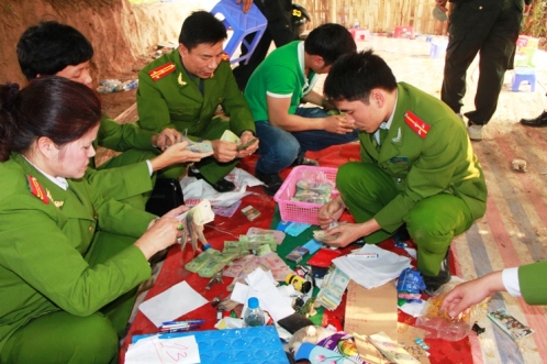 Bộ Công an đề xuất: Người đánh bạc từ 10 triệu đồng sẽ bị phạt tới 200 triệu và phạt tù đến 3 năm Bộ Công an đề xuất: Người đánh bạc từ 10 triệu đồng sẽ bị phạt tới 200 triệu và phạt tù đến 3 năm