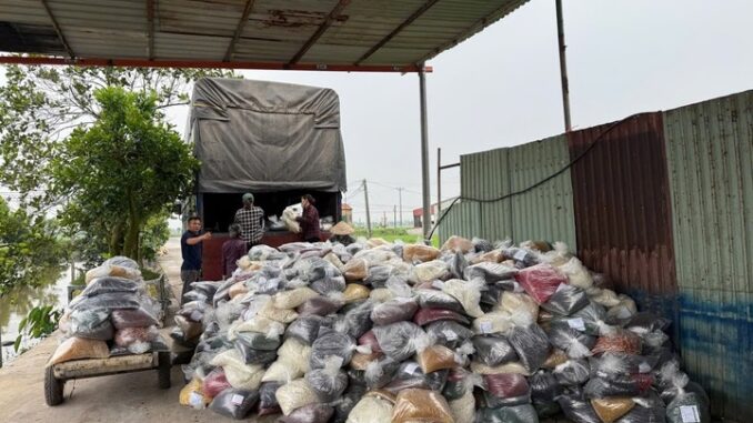 Thủ đoạn ‘phù phép’ 100 tấn thực phẩm chức năng giả thành ‘hàng Nhật’, ‘hàng Mỹ’ Thủ đoạn ‘phù phép’ 100 tấn thực phẩm chức năng giả thành ‘hàng Nhật’, ‘hàng Mỹ’