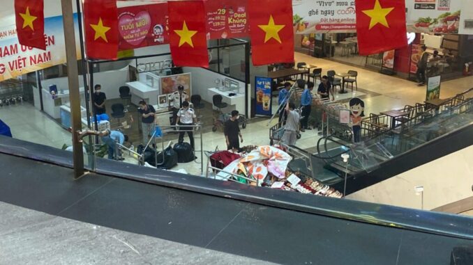 Vụ nam thanh niên nhảy lầu ở Vạn Hạnh Mall: Tìm thấy mảnh giấy có nội dung tiêu cực Vụ nam thanh niên nhảy lầu ở Vạn Hạnh Mall: Tìm thấy mảnh giấy có nội dung tiêu cực