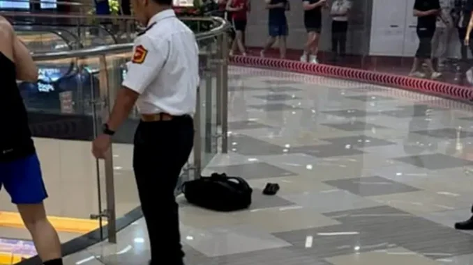 Nam thanh niên tử vong nghi rơi từ tầng cao Vạn Hạnh Mall ở TP.HCM Nam thanh niên tử vong nghi rơi từ tầng cao Vạn Hạnh Mall ở TP.HCM