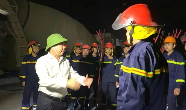Hà Nam huy động gần 400 người xuyên đêm chữa cháy rừngNgày 17/04/2025 báo Dân Trí đưa tin "Hà Nam huy động gần 400 người xuyên đêm chữa cháy rừng" nội dung chính như sau: Hà Nam huy động gần 400 người xuyên đêm chữa cháy rừngNgày 17/04/2025 báo Dân Trí đưa tin "Hà Nam huy động gần 400 người xuyên đêm chữa cháy rừng" nội dung chính như sau: