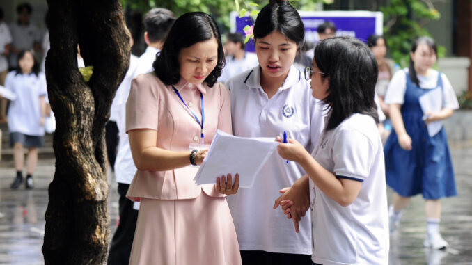 Chóa-ng vá-ng: Loạt đại học ở Hà Nội tăng học phí, cả trăm triệu đồng/năm thì chịu sao nổi Chóa-ng vá-ng: Loạt đại học ở Hà Nội tăng học phí, cả trăm triệu đồng/năm thì chịu sao nổi