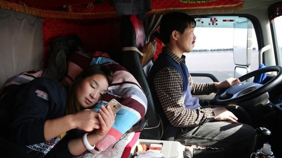Tại sao các tài xế xe tải lớn luôn thích mang theo 1 người phụ nữ khi họ chạy đường dài? Tại sao các tài xế xe tải lớn luôn thích mang theo 1 người phụ nữ khi họ chạy đường dài?
