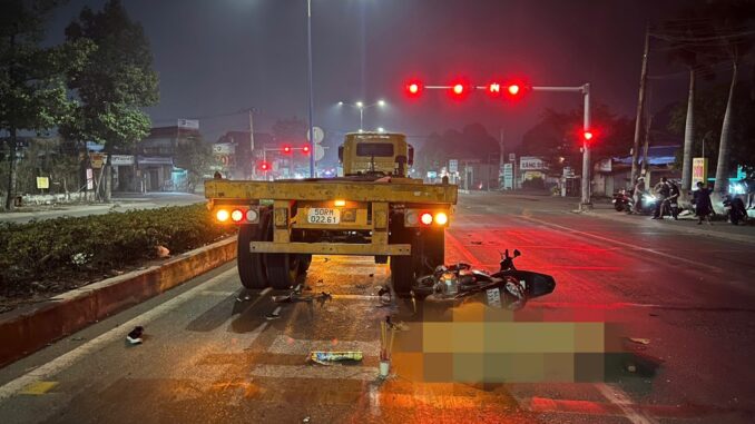 Nam công nhân nghi bị rượt đuổi, tông đuôi xe đầu kéo tuvong ở Bình Dương Nam công nhân nghi bị rượt đuổi, tông đuôi xe đầu kéo tuvong ở Bình Dương