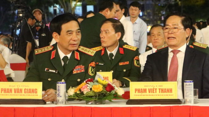Đại tướng Phan Văn Giang dự lễ kỷ niệm 50 năm giải phóng Bà Rịa - Vũng Tàu Đại tướng Phan Văn Giang dự lễ kỷ niệm 50 năm giải phóng Bà Rịa - Vũng Tàu
