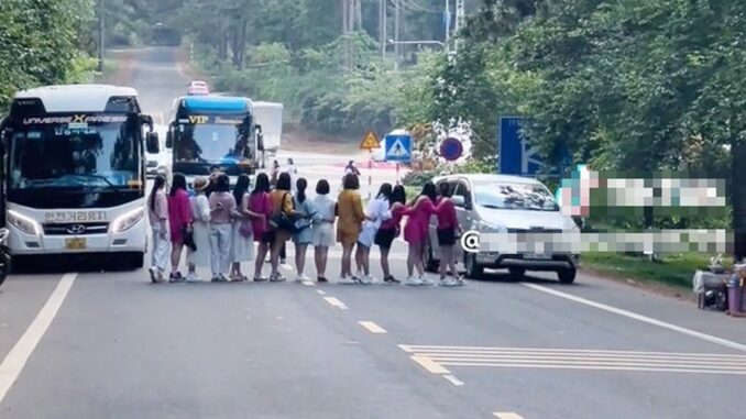 Xôn xao nhóm nữ du khách dàn hàng ngang giữa quốc lộ để chụp ảnh Xôn xao nhóm nữ du khách dàn hàng ngang giữa quốc lộ để chụp ảnh