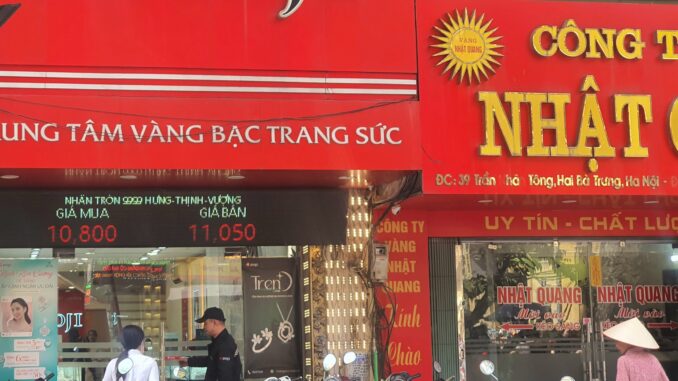 Người phụ nữ ở Hà Nội mang 300 chỉ đi bán vào ngày giá vàng vượt 115 triệu, nghe số lãi mà choáng Người phụ nữ ở Hà Nội mang 300 chỉ đi bán vào ngày giá vàng vượt 115 triệu, nghe số lãi mà choáng
