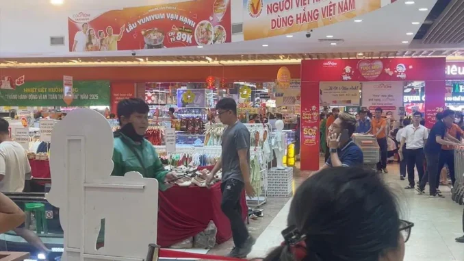 Camera ghi lại thời điểm thanh niên nh:ảy từ lầu 7 Vạn Hạnh Mall xuống đất t:ử v:ong