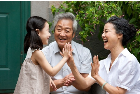 Tôi 61 tuổi, lên thành phố chăm cháu nội 6 năm, mỗi tháng tôi yêu cầu con dâu đưa 11 triệu đồng. 6 năm trời tôi bị họ hàng làng xóm chê trách là “ham tiền” nhưng tôi vẫn mặc kệ đều đặn nhận tiền hàng tháng từ con dâu. Trước khi về quê, tôi đưa lại chúng 895 triệu đồng khiến các con sốc tới mức vội vàng báo công an tới, hóa ra Tôi 61 tuổi, lên thành phố chăm cháu nội 6 năm, mỗi tháng tôi yêu cầu con dâu đưa 11 triệu đồng. 6 năm trời tôi bị họ hàng làng xóm chê trách là “ham tiền” nhưng tôi vẫn mặc kệ đều đặn nhận tiền hàng tháng từ con dâu. Trước khi về quê, tôi đưa lại chúng 895 triệu đồng khiến các con sốc tới mức vội vàng báo công an tới, hóa ra