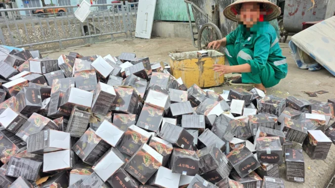 Số lượng lớn thực phẩm chức năng vứt tràn lan tại phố Nguyễn Lân, Hà Nội Số lượng lớn thực phẩm chức năng vứt tràn lan tại phố Nguyễn Lân, Hà Nội