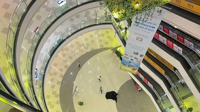 Vụ nam giới tuvong tại Vạn Hạnh Mall: Tìm thấy giấy tờ có ghi nhiều thông tin tại hientruong Vụ nam giới tuvong tại Vạn Hạnh Mall: Tìm thấy giấy tờ có ghi nhiều thông tin tại hientruong
