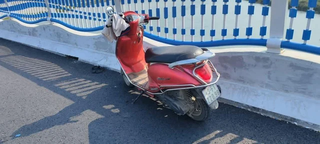 Thấy xe và dép con trên cầu, mẹ già khóc ngất Thấy xe và dép con trên cầu, mẹ già khóc ngất
