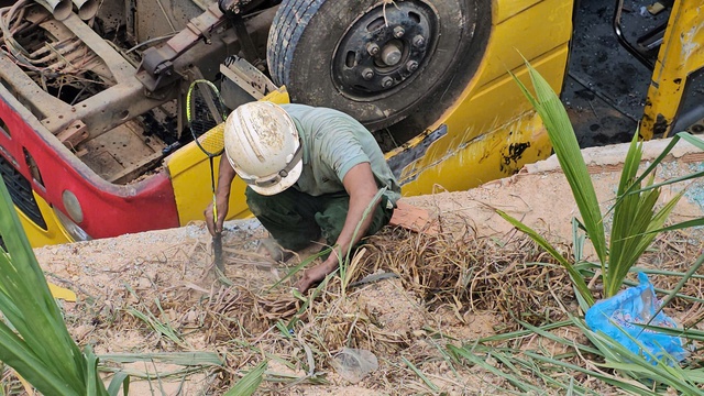 Xe chở học sinh bị lật: xót xa tìm ngón tay bị đứt lìa cho nữ sinh lớp 9 Xe chở học sinh bị lật: xót xa tìm ngón tay bị đứt lìa cho nữ sinh lớp 9