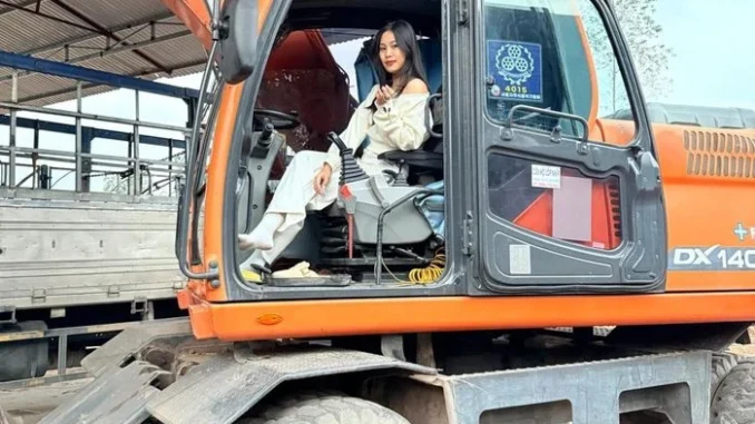 Cô gái Bắc Giang lái xe tải, máy xúc điêu luyện khiến nhiều người trầm trồ Cô gái Bắc Giang lái xe tải, máy xúc điêu luyện khiến nhiều người trầm trồ