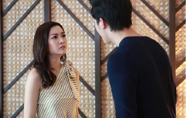 Thấy số điện thoại của ả bồ gọi đến chồng cuống quýt bắt xe đi luôn. Dù đ::au lắm nhưng chị không lao đi đ::á::nh gh::en mà lẳng lặng vào bếp nấu cơm ngon cả cả nhà chồng. Những ngày sau đó chị vẫn làm xuất sắc vai trò dâu hiền vợ thảo vun vén cho nhà chồng. Không chỉ thế chị còn âm thầm gom góp tiền bạc mặc kệ chồng ch:::áy hết mình bên nhân tình. Để rồi 1 năm sau khi đã nắm trong tay 2 căn nhà cùng cuốn sổ tiết kiệm 5 tỷ chị mới quyết định chốt hạ 1 cú khiến anh ‘tay trắng’ cùng tờ đơn ly hôn giao chồng… Thấy số điện thoại của ả bồ gọi đến chồng cuống quýt bắt xe đi luôn. Dù đ::au lắm nhưng chị không lao đi đ::á::nh gh::en mà lẳng lặng vào bếp nấu cơm ngon cả cả nhà chồng. Những ngày sau đó chị vẫn làm xuất sắc vai trò dâu hiền vợ thảo vun vén cho nhà chồng. Không chỉ thế chị còn âm thầm gom góp tiền bạc mặc kệ chồng ch:::áy hết mình bên nhân tình. Để rồi 1 năm sau khi đã nắm trong tay 2 căn nhà cùng cuốn sổ tiết kiệm 5 tỷ chị mới quyết định chốt hạ 1 cú khiến anh ‘tay trắng’ cùng tờ đơn ly hôn giao chồng…