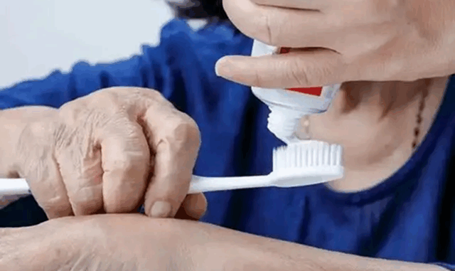 4 thói quen này khi đánh răng được chuyên gia đánh giá là những “kẻ g.i.ế.t răng” 4 thói quen này khi đánh răng được chuyên gia đánh giá là những “kẻ g.i.ế.t răng”