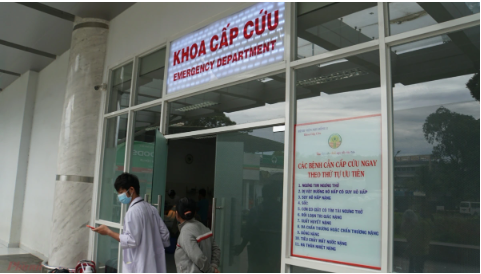 Nữ sinh liên tục l a h ét, tự bo’p cổ, không nhận ra người thân Nữ sinh liên tục l a h ét, tự bo’p cổ, không nhận ra người thân