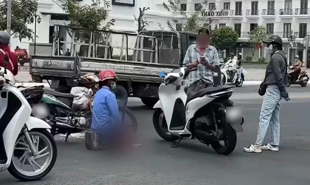 Vụ người đàn ông quỳ gối giữa đường sau va chạm giao thông: Người đi SH tiết lộ sự thật hoàn toàn khác