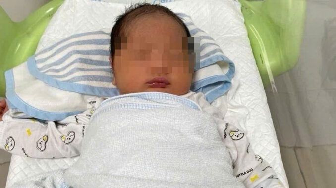 Bé trai chào đời nửa ngày, mẹ đột ngột rời đi mất liên lạc Bé trai chào đời nửa ngày, mẹ đột ngột rời đi mất liên lạc