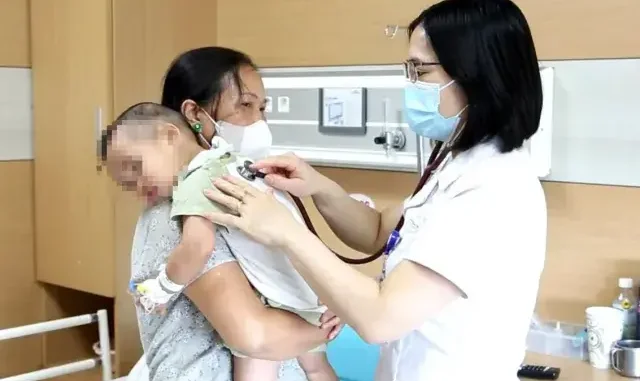 Trẻ nhiễm v:i:rus RSV tăng nhanh mùa nắng nóng: Thấy con có dấu hiệu này cần cho đi viện ngay lập tức Trẻ nhiễm v:i:rus RSV tăng nhanh mùa nắng nóng: Thấy con có dấu hiệu này cần cho đi viện ngay lập tức