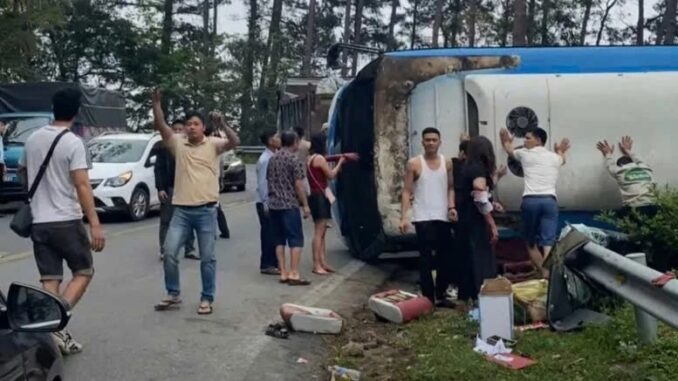 2 người chết, nhiều người bị thương khi xe khách bị lật trên đèo Tam Đảo 2 người chết, nhiều người bị thương khi xe khách bị lật trên đèo Tam Đảo