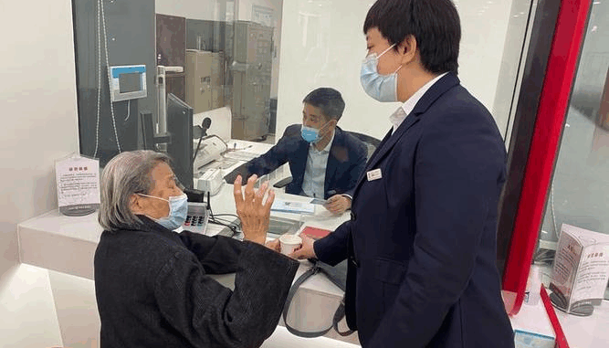 Thay mới thẻ ATM cũ, người phụ nữ phát hiện tài khoản có thêm 1,7 tỷ đồng, ngân hàng khẳng định: Sao kê không tìm thấy người đã chuyển khoản nhầm? Thay mới thẻ ATM cũ, người phụ nữ phát hiện tài khoản có thêm 1,7 tỷ đồng, ngân hàng khẳng định: Sao kê không tìm thấy người đã chuyển khoản nhầm?