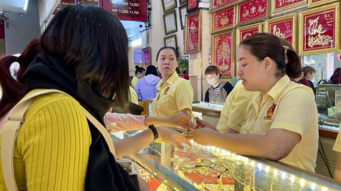 Giá vàng trưa hôm nay 29/4/2025: Bất ngờ đảo chiều dữ dội, người mua vàng nhẫn hôm qua trắng tay rồi, người đầu tư vàng lâu năm cũng mất hết Giá vàng trưa hôm nay 29/4/2025: Bất ngờ đảo chiều dữ dội, người mua vàng nhẫn hôm qua trắng tay rồi, người đầu tư vàng lâu năm cũng mất hết