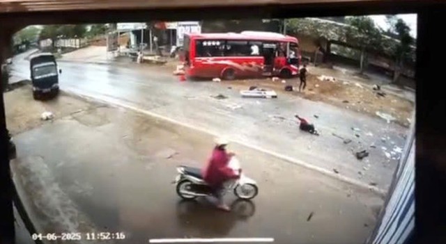 Nhiều người văng xuống đường khi xe khách va chạm kinh hoàng với xe đầu kéo Nhiều người văng xuống đường khi xe khách va chạm kinh hoàng với xe đầu kéo