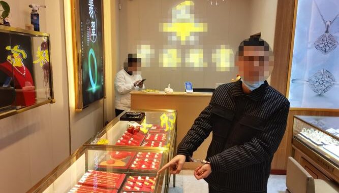 Tịch thu 5 kg vàng của người đàn ông nhiều ngày liên tiếp vào cửa hàng mua không nhìn giá: Phát hiện đường dây tinh vi phía sau Tịch thu 5 kg vàng của người đàn ông nhiều ngày liên tiếp vào cửa hàng mua không nhìn giá: Phát hiện đường dây tinh vi phía sau
