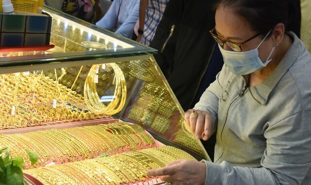 Giá vàng sáng nay 2/4: Chỉ sau một đêm mà vàng đã đảo chiều giảm sâu chưa từng có, người dân khóc hết nước mắt, trắng tay rồi Giá vàng sáng nay 2/4: Chỉ sau một đêm mà vàng đã đảo chiều giảm sâu chưa từng có, người dân khóc hết nước mắt, trắng tay rồi