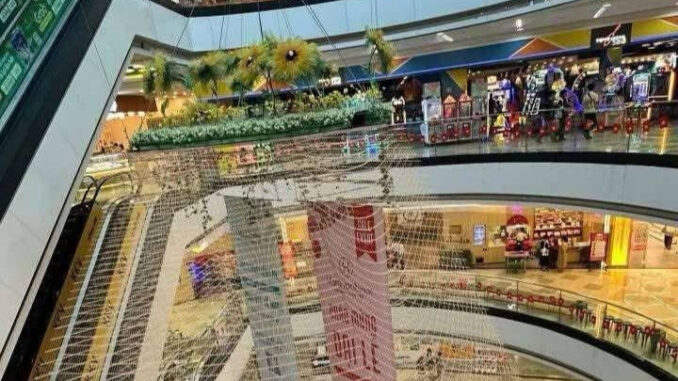 Thay đổi bất ngờ ở Vạn Hạnh Mall sau vụ thanh niên rơi từ tầng 7 xuống tử vong Thay đổi bất ngờ ở Vạn Hạnh Mall sau vụ thanh niên rơi từ tầng 7 xuống tử vong