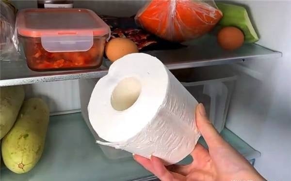 Đặt cuộn giấy trong tủ lạnh, mẹo hay nhà nào cũng cần, tiết kiệm 5 triệu/năm Đặt cuộn giấy trong tủ lạnh, mẹo hay nhà nào cũng cần, tiết kiệm 5 triệu/năm