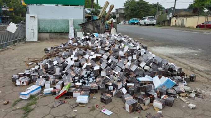 Số lượng lớn thực phẩm chức năng vứt tràn lan tại phố Nguyễn Lân, Hà Nội Số lượng lớn thực phẩm chức năng vứt tràn lan tại phố Nguyễn Lân, Hà Nội