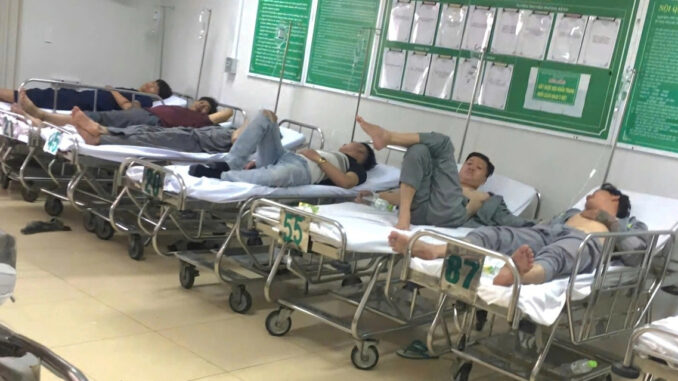 Hàng chục công nhân đi cấp cứu nghi do ngạt khí, 1 người tử vong Hàng chục công nhân đi cấp cứu nghi do ngạt khí, 1 người tử vong