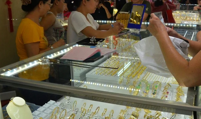 Giá vàng hôm nay 29-4: Bất ngờ bật tăng trở lại Giá vàng hôm nay 29-4: Bất ngờ bật tăng trở lại
