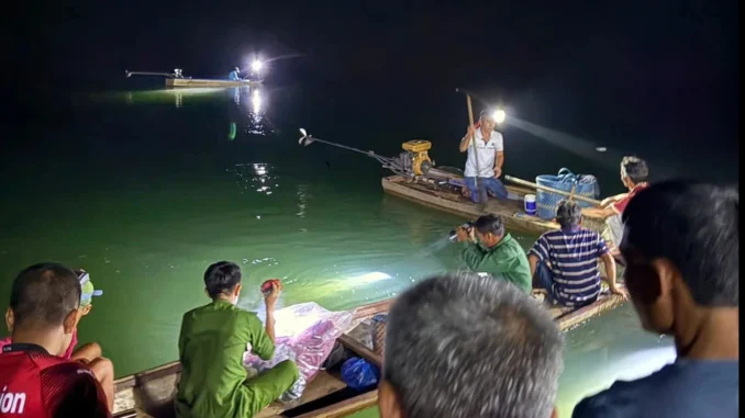 Bất lực nhìn 2 con đuối nước dưới sông Bé Bất lực nhìn 2 con đuối nước dưới sông Bé