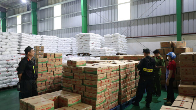 Hàng trăm tấn bột nêm, mỳ chính giả được bán cho các bếp ăn tại khu công nghiệp Hàng trăm tấn bột nêm, mỳ chính giả được bán cho các bếp ăn tại khu công nghiệp