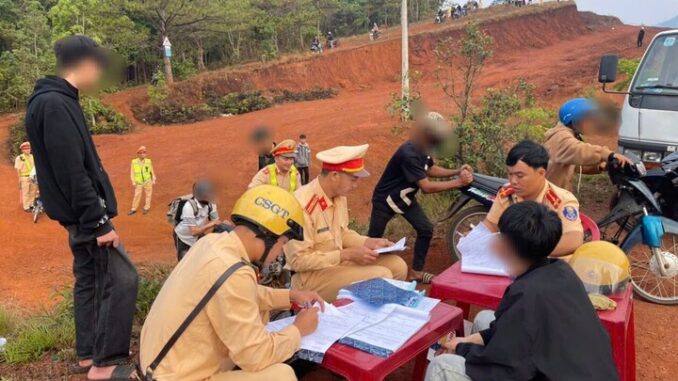 Nẹt pô đi ‘săn mây’ sống ảo, gần 80 thanh niên bị xử lý Nẹt pô đi ‘săn mây’ sống ảo, gần 80 thanh niên bị xử lý