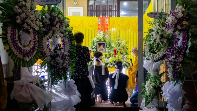 Nghe tin sếp cũ vừa m/ấ/t mà chỉ 1 mình tôi về đưa tiễn. Tháng sau tôi bất ngờ được thăng chức khiến họ xì xào bàn tán Nghe tin sếp cũ vừa m/ấ/t mà chỉ 1 mình tôi về đưa tiễn. Tháng sau tôi bất ngờ được thăng chức khiến họ xì xào bàn tán