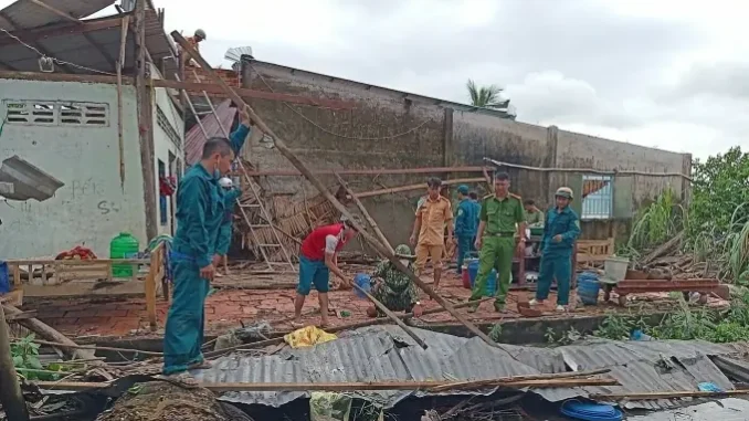 Lốc xoáy làm sập 24 căn nhà ở Kiên Giang Lốc xoáy làm sập 24 căn nhà ở Kiên Giang