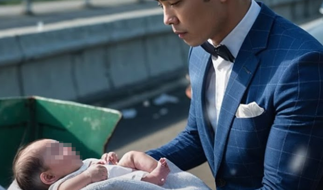 Một vị tỷ phú giàu có, trong một lần đi từ thiện, tình cờ phát hiện một đứa tr;ẻ s;ơ s;inh bị bỏ rơi trong đống rác. Nhưng điều khiến ông s;ố;c nặng chính là bức ảnh đặt bên cạnh đứa b;é – đó chính là vợ ông! Một vị tỷ phú giàu có, trong một lần đi từ thiện, tình cờ phát hiện một đứa tr;ẻ s;ơ s;inh bị bỏ rơi trong đống rác. Nhưng điều khiến ông s;ố;c nặng chính là bức ảnh đặt bên cạnh đứa b;é – đó chính là vợ ông!