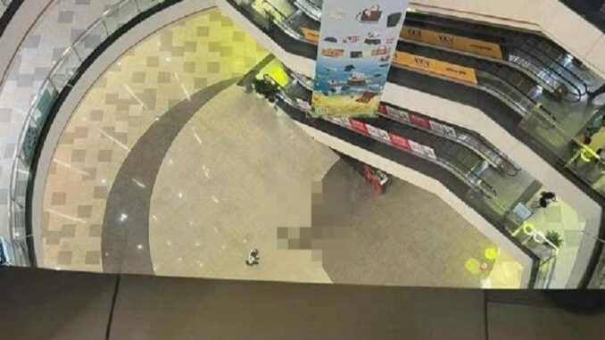 Thanh niên tử vong nghi rơi từ tầng cao Vạn Hạnh Mall Thanh niên tử vong nghi rơi từ tầng cao Vạn Hạnh Mall