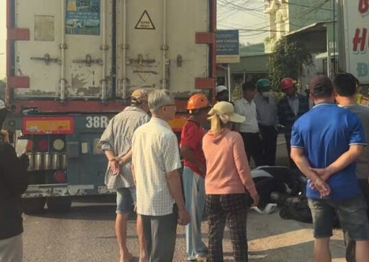 Tông vào đuôi xe đầu kéo dừng trên quốc lộ 1, nam thanh niên tử vong tại chỗ Tông vào đuôi xe đầu kéo dừng trên quốc lộ 1, nam thanh niên tử vong tại chỗ