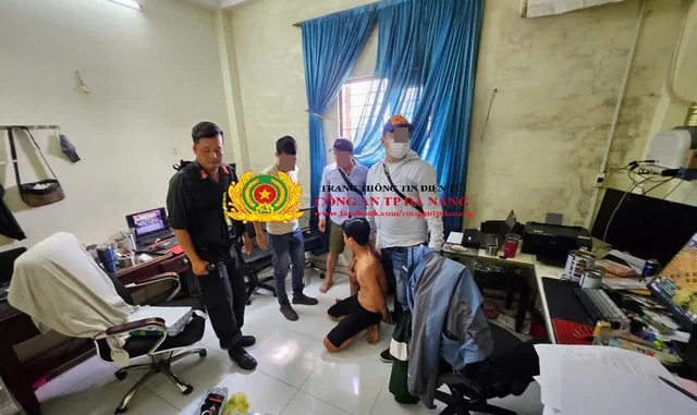 Lộ bí mật ‘khủng’ khi khám xét đường dây làm giả giấy tờ quy mô cả nước, Công an bắt khẩn cấp một đối tượng Lộ bí mật ‘khủng’ khi khám xét đường dây làm giả giấy tờ quy mô cả nước, Công an bắt khẩn cấp một đối tượng