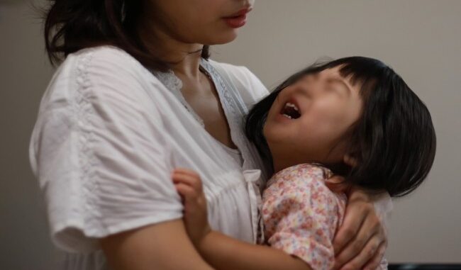 Đêm nào đi ngủ con gái cũng nói 'có người trên mái nhà' và sự thật đau lòng phía sau Đêm nào đi ngủ con gái cũng nói 'có người trên mái nhà' và sự thật đau lòng phía sau