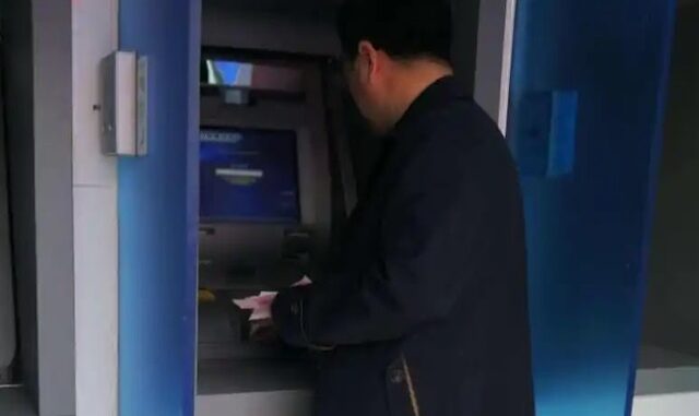 Con đi nước ngoài, suốt 7 năm gửi về nhà 1,7 tỷ nhưng mẹ khẳng định 'không nhận được tiền' Con đi nước ngoài, suốt 7 năm gửi về nhà 1,7 tỷ nhưng mẹ khẳng định 'không nhận được tiền'