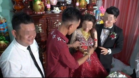 Không có vàng thì khỏi trao, đừng bắt cô dâu đeo vàng thuê ‘làm màu’ ở đám cưới Không có vàng thì khỏi trao, đừng bắt cô dâu đeo vàng thuê ‘làm màu’ ở đám cưới