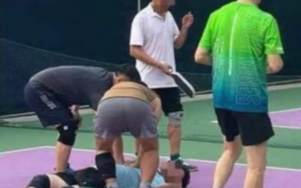 Người đàn ông gục xuống sân, t:ử v:ong khi đang chơi pickleball Người đàn ông gục xuống sân, t:ử v:ong khi đang chơi pickleball